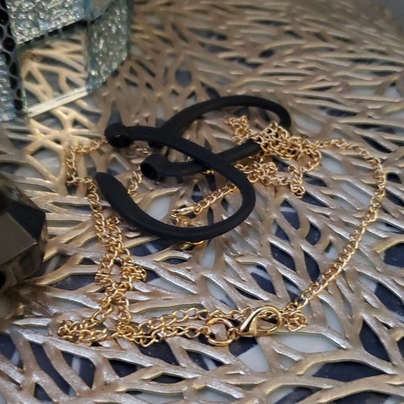 AIRPOD GEN 1 & 2 SILICONE GOLD PERFUME BOTTLE CASE - Picture 5 of 8